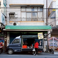嘉義竹崎市場「悟食美味」飄香40年的蔗香燻雞、鹹水雞，鹹甜香鴨米血特好吃！