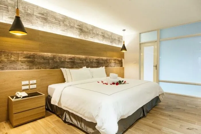 在台北想泡湯兼住宿，又不想舟車勞頓，可以來金山萬里走走。有別於大多的湯屋較為傳統，大埔硫磺溫泉商旅整體時尚雅致，走木質溫暖風，是該區頗受年輕人青睞的旅宿，設備應有盡有，房間的溫泉讓你獨享，泡到忘我。