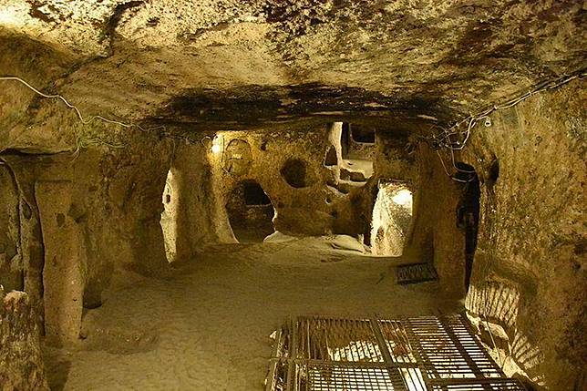 15 Gambar yang Bakal Bikin Pengidap Claustrophobia Merinding!