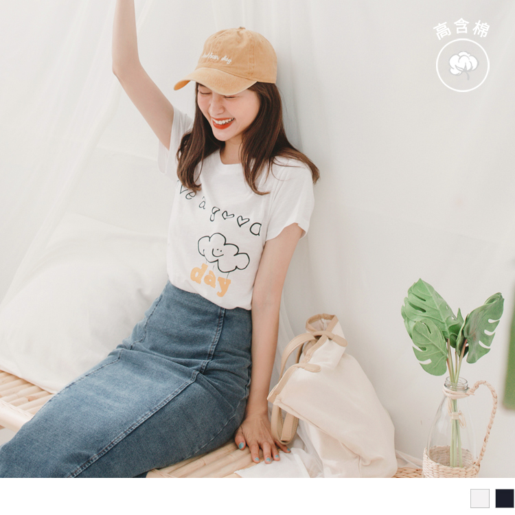 採用台灣製造、細膩做工的高含棉面料，手感柔軟親膚， 與透氣舒適的竹節紋理，給予肌膚自在好感。 可愛微笑雲朵與活潑俏皮的英文印圖， 散發甜美和煦的悠閒氛圍，帶給妳一整天的好心情~ 此款2色短袖T恤/上衣