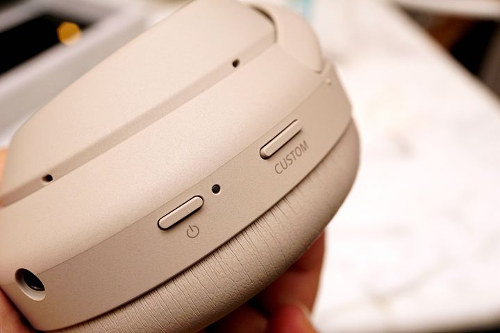 實體按鍵除了電源鍵外，Custom 鍵允許使用者透過 App 自訂功能。