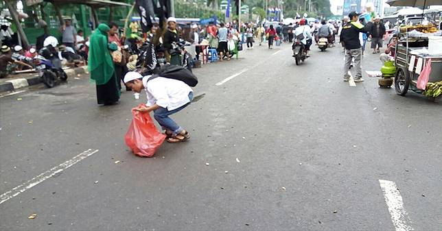 TOP NEWS (7): Keren Nih, Peserta Aksi 212 Bersih-Bersih Sampah Sebelum Bubar