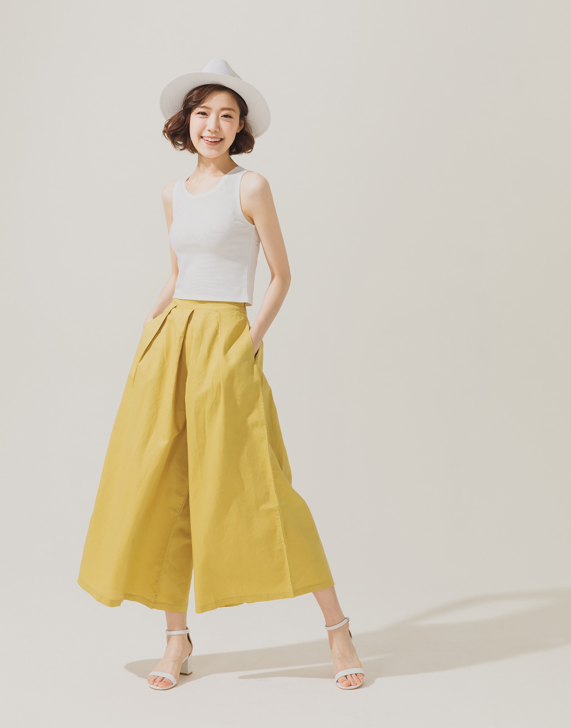 彈性：適中 涼爽棉麻材質、背心後開質感旗袍勾釦、如同裙子般飄逸的傘擺褲管、無內裡、側邊附有口袋