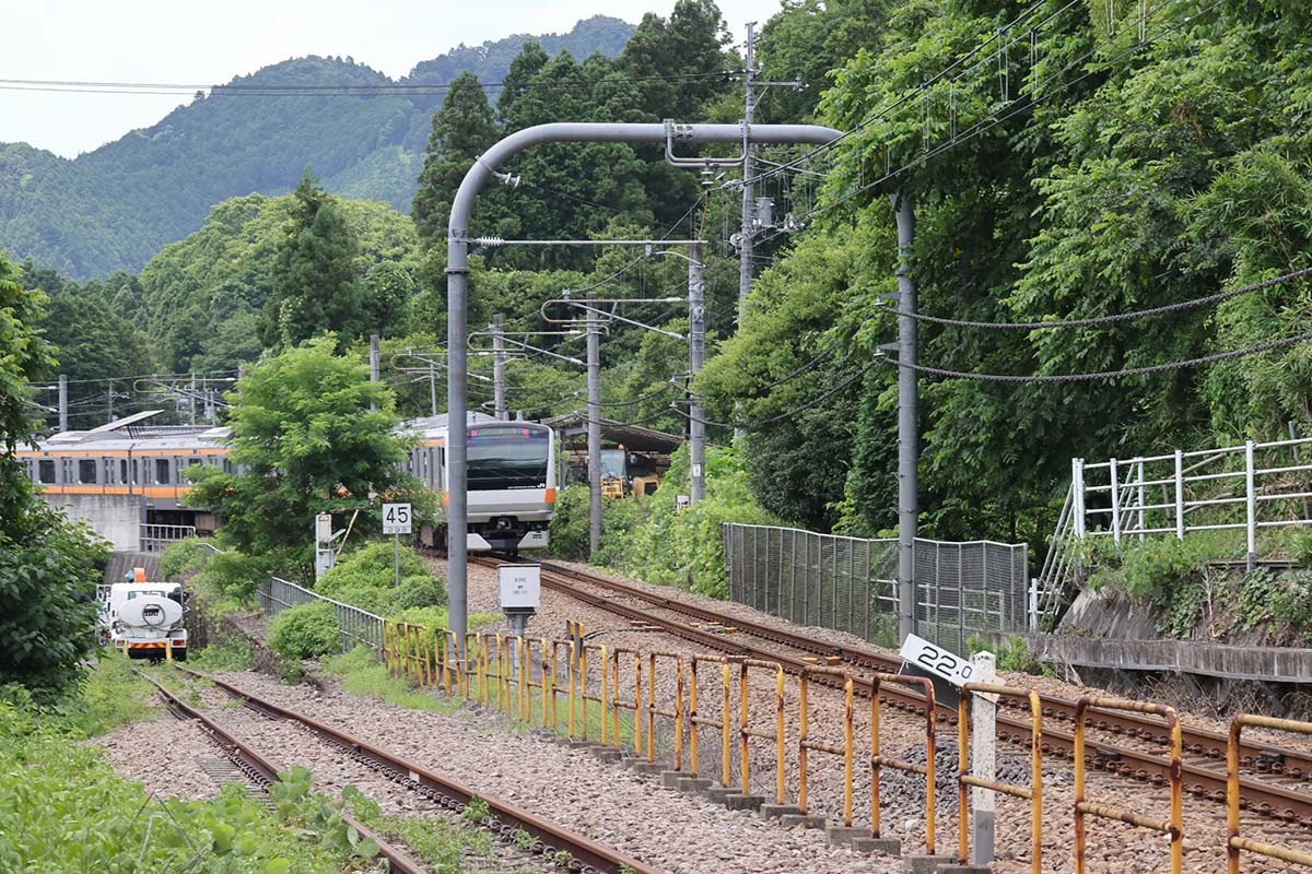 （鉄道本）鉄道遺産いま・むかし : いつか見た鉄道風景の面影 踏切】秘境の踏切 JR五日市線｜東京都あきる野市・山の中に佇む