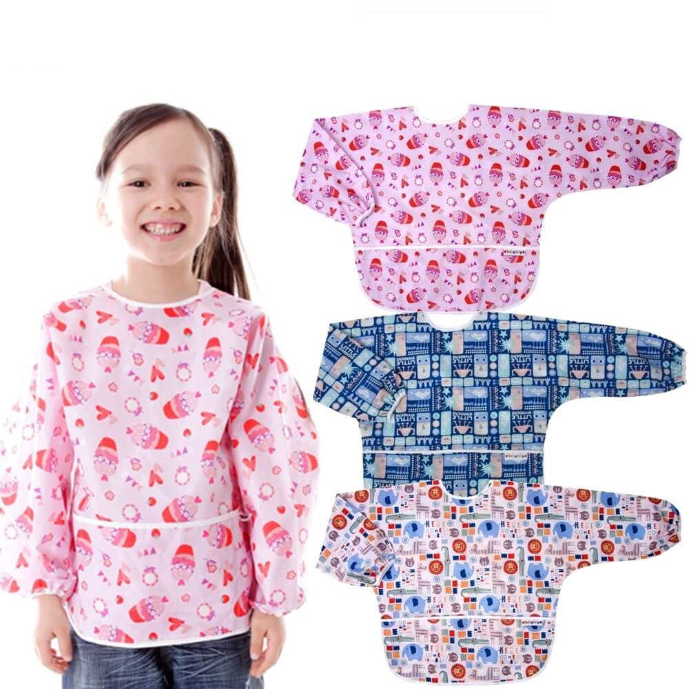 適合3-5歲寶貝，兩側包覆設計，衣服側邊也不擔心弄髒！防水材質隔絕髒汙．清潔好簡單！調節尺寸・口袋設計・收納便利