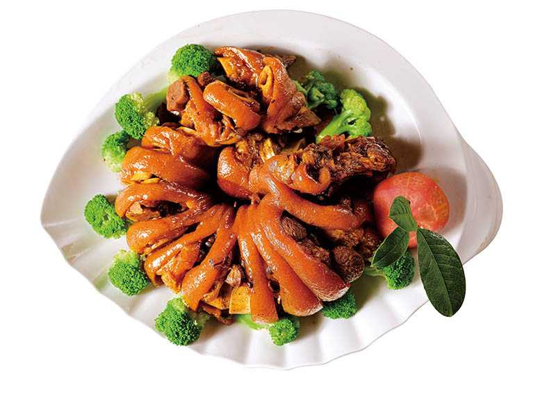 「美鳳的家」招牌創意菜「紅酒煨豬腳」，很受饕客喜愛。（預約桌席6,000元／10～14道菜）（圖／美鳳的家提供）