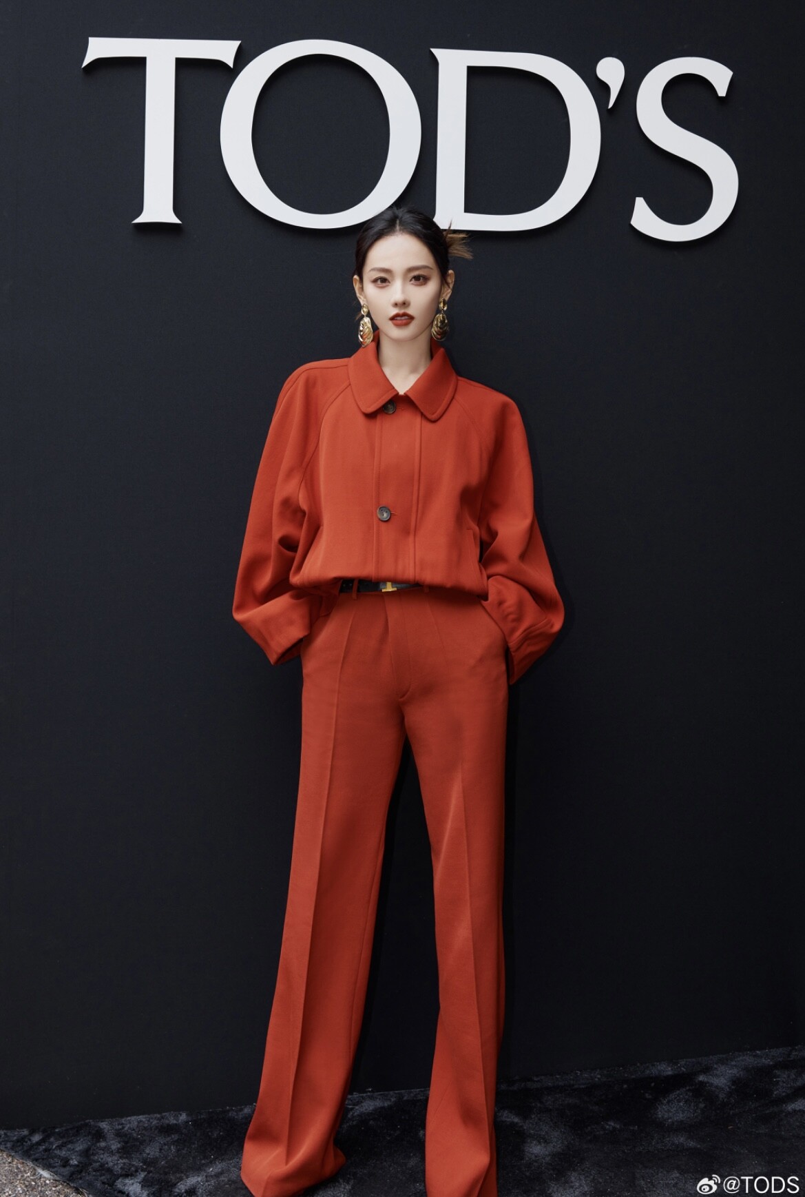 米蘭時裝週上的大陸女星：趙露思Versace展現雙重魅力、張柏芝現身Tomford美翻全網！