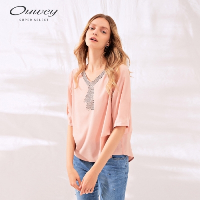 週三新品上市 親膚質感面料穿著輕盈自在 領口燙鑽仿領巾造型增添活潑感 手袖及側邊打摺設計點綴細節