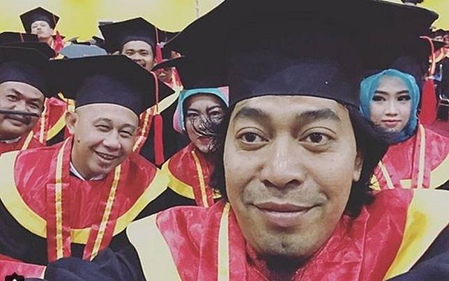 Uhuy... Komeng Akhirnya Wisuda di Usia 47 Tahun