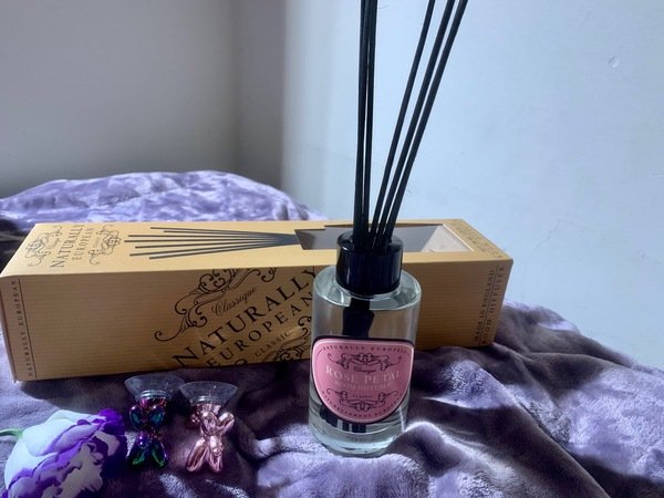 倪倪愛香氛－『香氛推薦』家居療癒氣氛轉換必備幸福寶物－NATURALLY EUROPEAN 英國賽玫特自然歐洲時尚擴香組－玫瑰花瓣香味直擊開箱分享