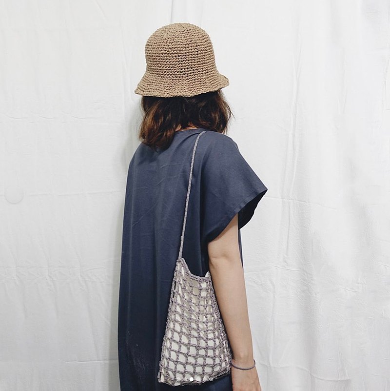 這款側背包採用了縷空的方法鈎織，可放銀包、雨傘、電話、鎖匙、小相機及一些小物件。