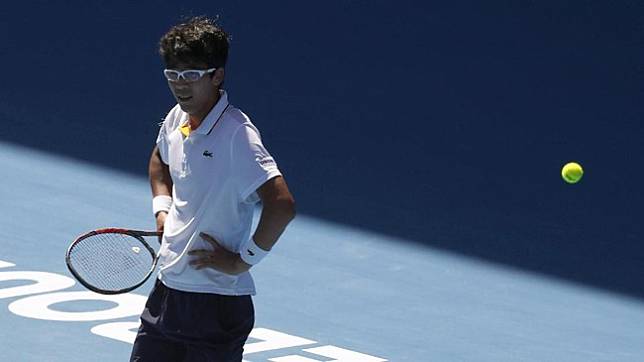 Chung Hyeon bereaksi dengan datar setelah mengalahkan Tennys Sandgren dengan tiga set langsung 6-4, 7-5 [7-5], dan 6-3. (REUTERS/David Gray)