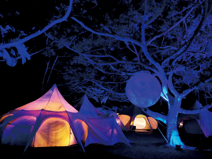 以吊掛月球裝飾的「好夢里」，在夜裡更添奇幻氛圍。（圖／官其蓁攝）