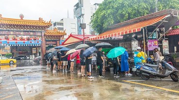 【高雄-三民區美食】新大港大腸香腸.下大雨也要排.高雄五十年有排煙系統的香腸老攤+吳記榕樹下豆花.冰凍芋