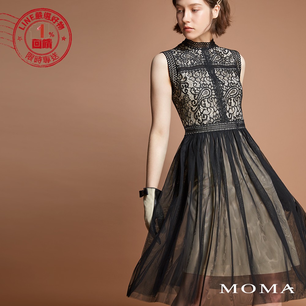 復古的車骨蕾絲拼接網紗面料詮釋出優雅的服裝輪廓， 裙身的澎度設計增添浪漫氣息， 演繹摩登的法式女伶風格。