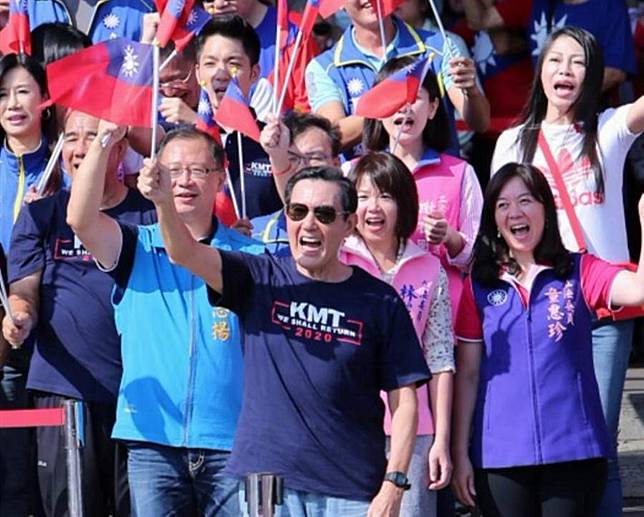 前總統馬英九（前）帶著黨籍立委參選人一同高舉國旗喊口號。（黃世麒攝）