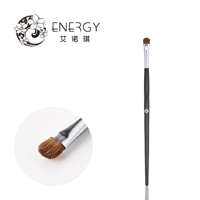 【大師系列】M106 眼影細節刷刷毛材質：黃狼毛（貂毛）刷杆材質：木質口管材質：銅管銀色刷杆長度：長杆全長：178mm刷毛長度：8mm刷毛寬度：7mm刷毛厚度：3mm重量：3.8g貨源：艾諾琪唯一授權