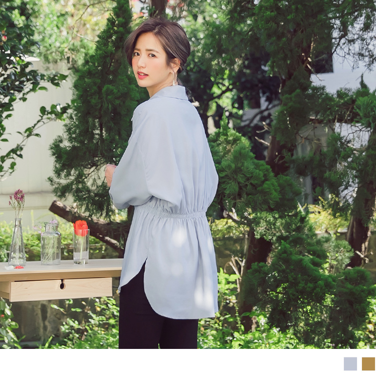 半開襟設計修飾臉部線條， 開啟小臉模式， 輕柔飄逸雪紡， 打造溫柔小女人氣息~ ************** 小提醒： 深色衣物建議單獨洗滌，以翻面手洗或放洗衣袋洗較佳喔(勿用熱水) 並建議新品穿著前