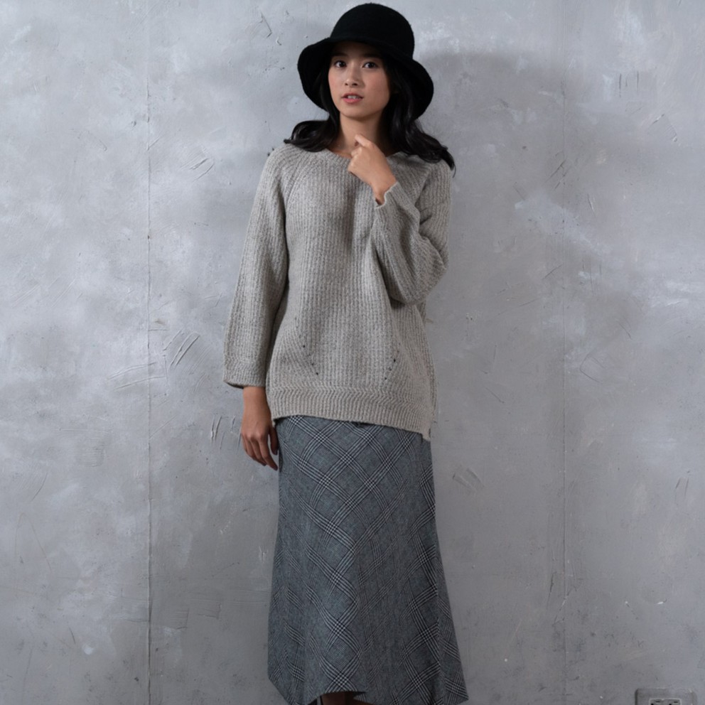 • 素材選用輕刷毛紗與親膚感的毛巾紗編織，針織毛衣觸感舒適棉柔，外觀上保有秋冬的季節感，實際穿著輕盈不厚重，適合台灣冬季的穿搭。• 拉克蘭袖無肩線式設計，不用擔心肩膀寬度問題，精緻的編織拼接，展現妳的