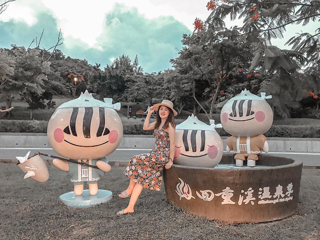 四重溪溫泉季｜大型燈海與打卡裝置，視覺效果超級唯美浪漫，引起一波打卡熱潮。入夜後的溫泉公園，相當適合情侶約會走走，或是閤家泡足湯放鬆，一邊體驗溫泉魅力，還可以一邊賞燈、看夜景、散步溫泉公園唷！