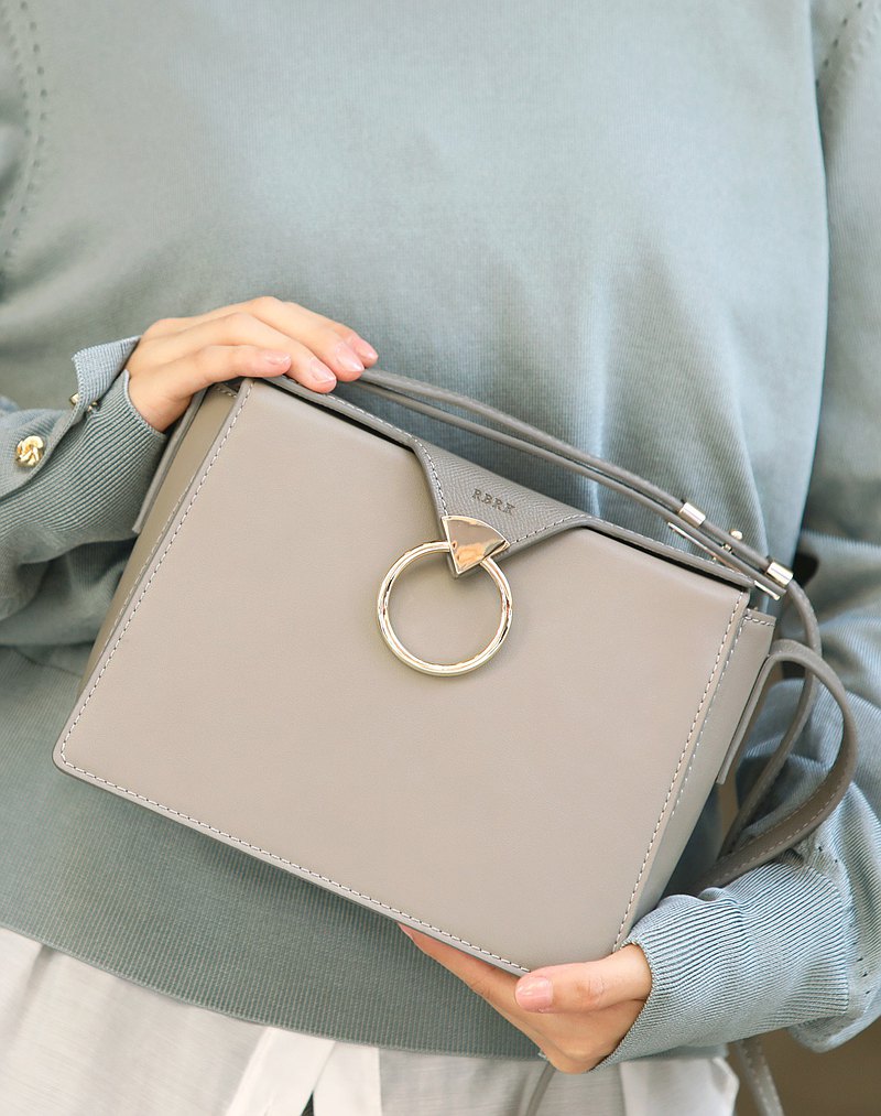 ROSIE BOX BAG 真係不得了, 一直都是我們熱賣款式! 只因他設計簡單容易配襯, 開合方便, 面積細但容量大! 另有貼心設計,袋後做了啡色, 不怕因衣服磨擦而弄髒! 這個尺寸可以放到mini