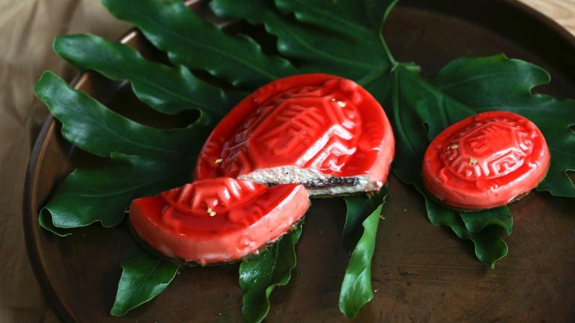 這是一顆披著「紅龜粿」皮的「法式甜點」