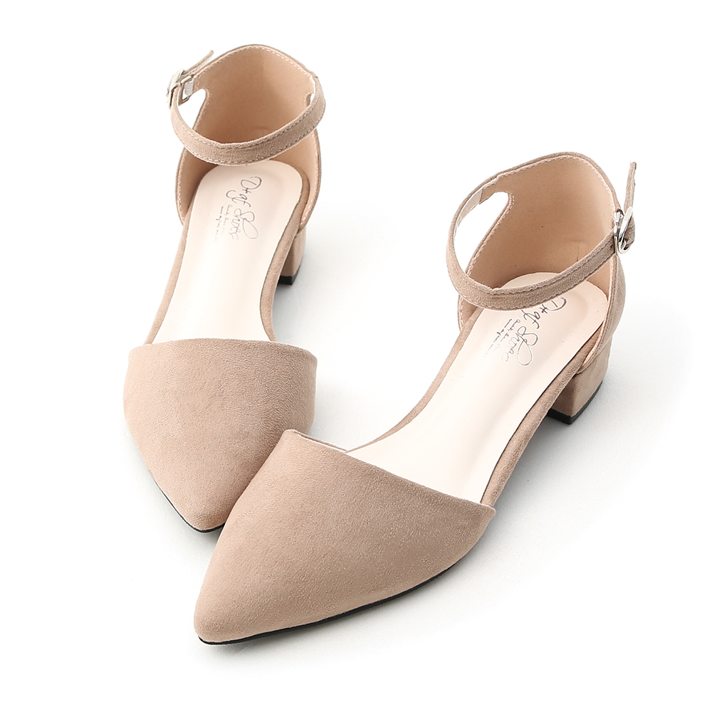 第一眼就讓人愛上~ 優雅的尖頭楦型完美修飾你的腳型 二側挖空的剪裁散發迷人魅力 多樣色系讓人每一色都好想擁有~ 3cm的跟高穿起來舒適好走無負擔 貼心的側勾釦設計，穿脫間更省時方便 選用橡膠防滑底，具