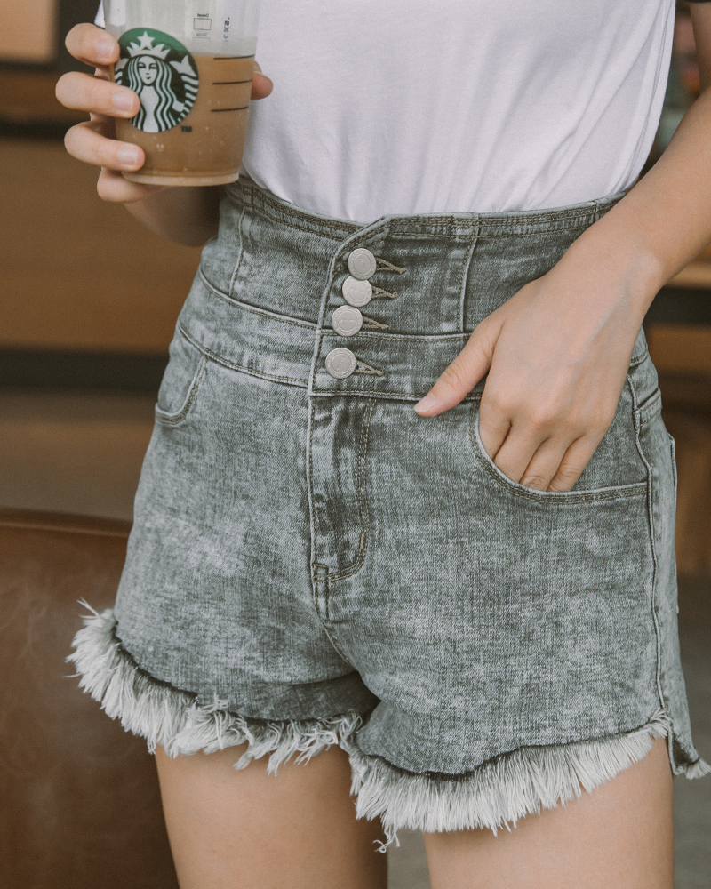 彈性布/前排釦/後交叉摟空/超高腰 商品長度/短版商品版型/適中商品厚薄/適中商品彈性/佳 *因穿著時接觸人體溫度及洗滌後有脫色及染劑移染狀況，第一次下水脫色為正常現象。*建議反面洗滌/使用洗衣袋/避