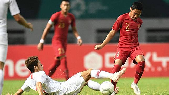 Pemain timnas Hong Kong Yuto Nakamura menghadang pemain Indonesia Evan Dimas yang tengah menggiring bola dalam laga International Friendly Match di Stadion Wibawa Mukti, Cikarang, Bekasi, Jawa Barat, Selasa, 16 Oktober 2018. ANTARA  