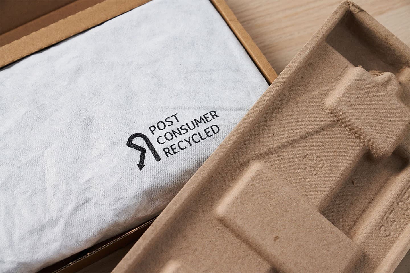 除了主機本體使用大量回收素材（PCR），包材更是 100% 採用回收材質。