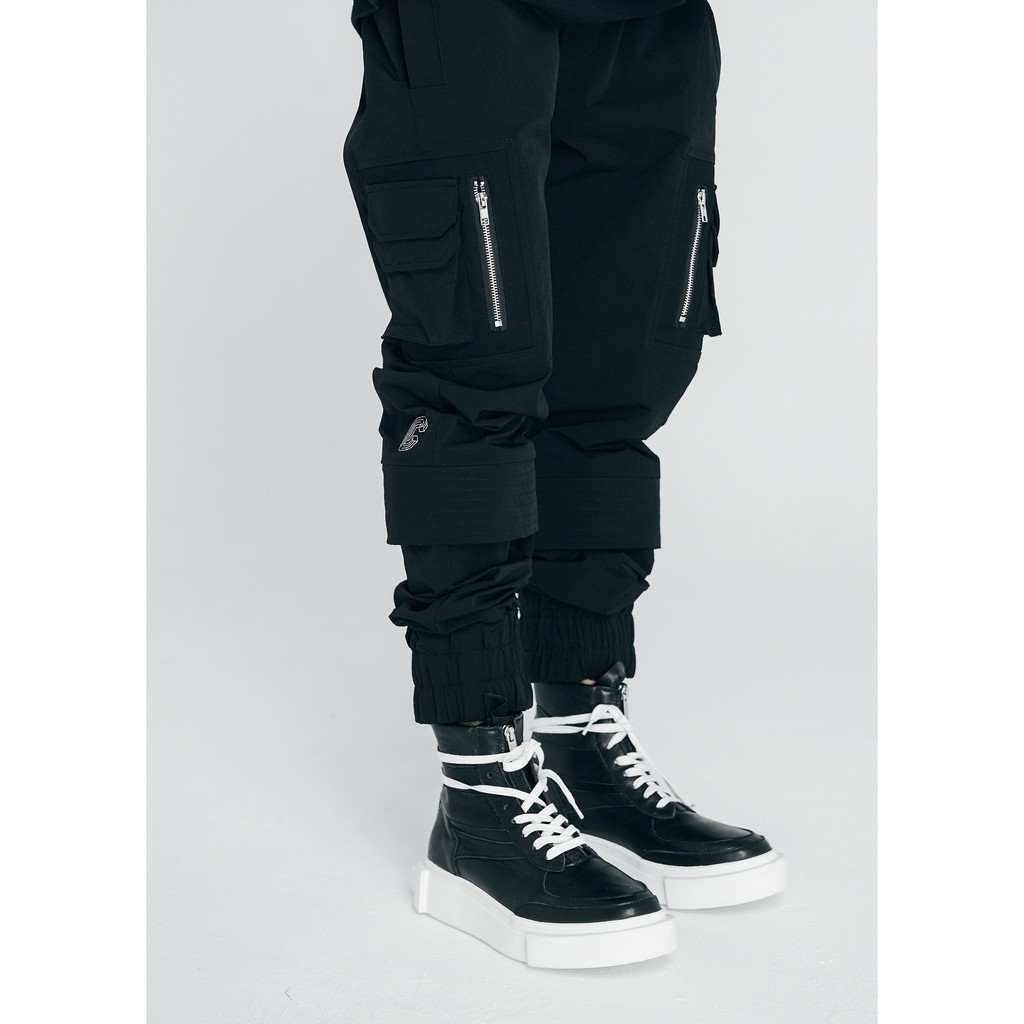 ■Goods Description■商品說明CGNY 2018 S/S 正式進駐GIANT MALL該品牌於 2011 年的紐約市誕生, 自那時起就以高端街頭的設計、俐落簡約的剪裁和品質優異的製作,