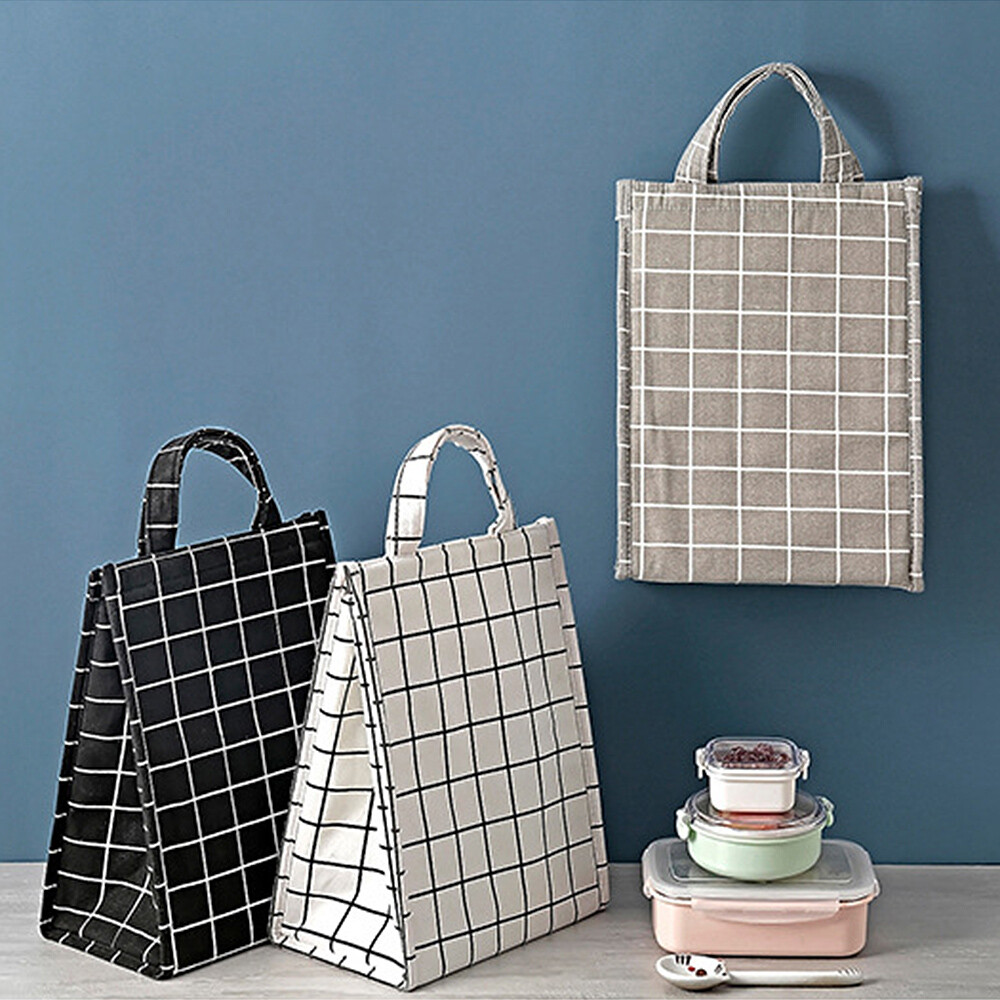 特點： ◎大容量，外觀具設計感，保溫保冷 ◎可手提，表面材質防潑水，耐磨，封口採魔鬼貼平整貼合設計，密合度佳 ◎一包多用，可當媽咪包、購物袋、保溫保冷袋 規格： ◎尺寸：約25x34x14.5cm ◎