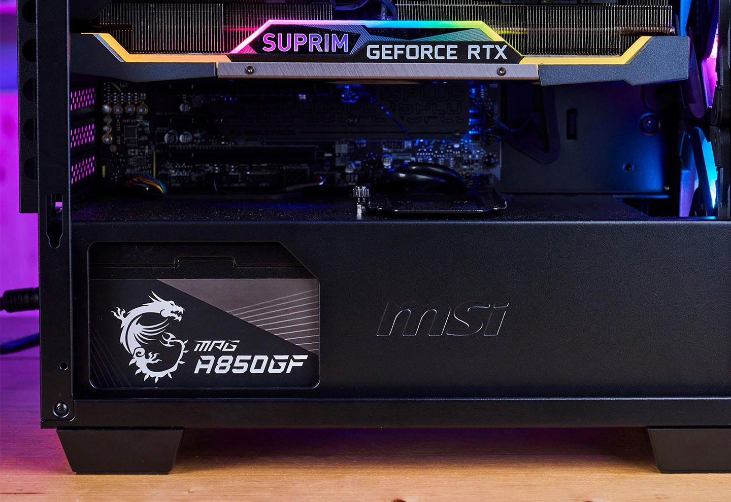 此次測試平台搭配了 MPG A850GF 電源供應器，提供 850W 輸出，並獲得 80 Plus 金牌認證。