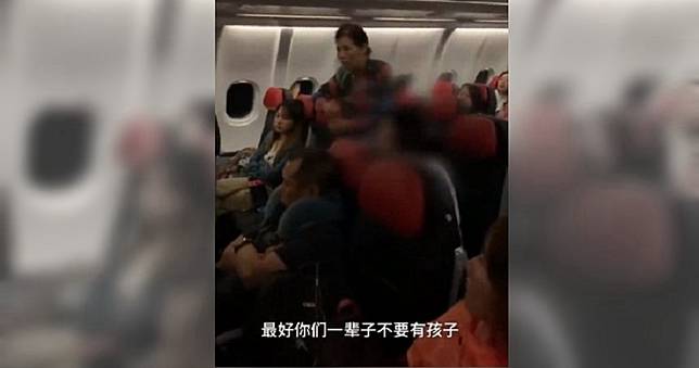 搭機遇嬰兒哭鬧要媽媽「管好」　竟遭回嗆：有本事別生！