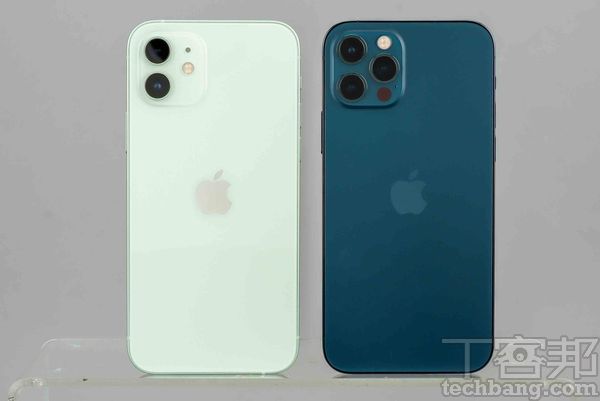 iPhone 12機身採用鏡面設計、雙鏡頭配置，iPhone 12 Pro為霧面設計、三鏡頭配置，這是外型上最直接的分辨方式。