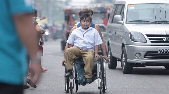 Potret Ayah Berkursi Roda Antar Anaknya Pergi Sekolah Ini Bikin Salut