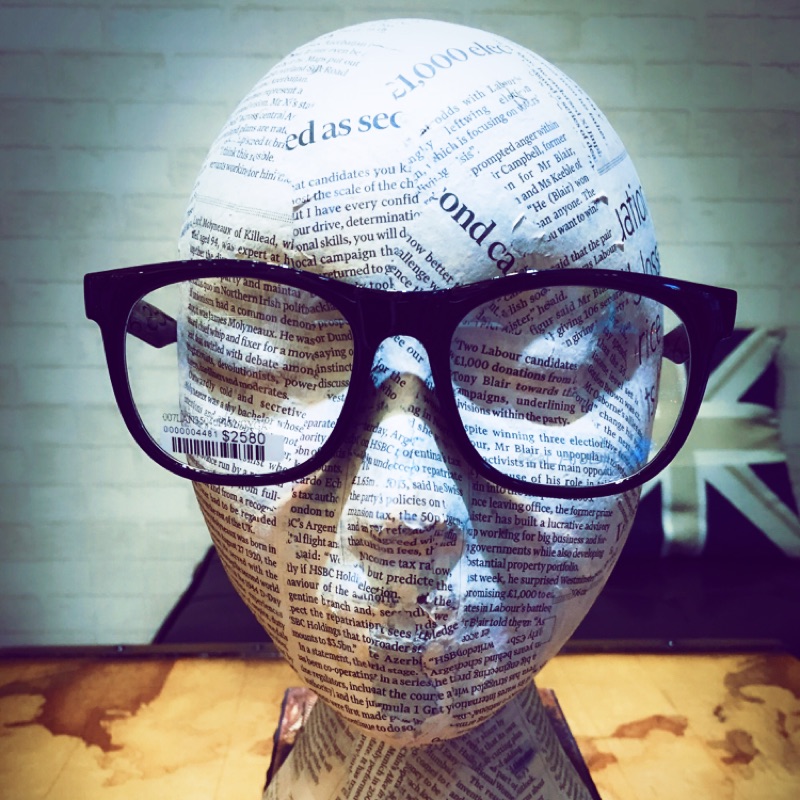 TR－90（塑膠鈦）是一種具有記憶性的高分子材料，是目前國際最流行的超輕鏡框材料，具有超韌性，耐撞耐磨，摩擦係數低等特點，能有效防止在運動中，因鏡架斷裂、摩擦對眼睛及臉部造成的傷害。因其特異的分子結構