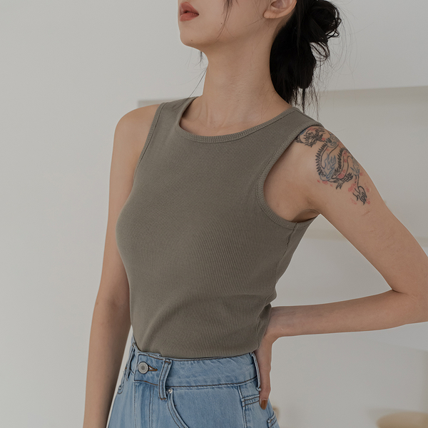 QUEENSHOP 女裝 素面 短版 附Bra螺紋設計削肩背心-軍綠*現+預*【01041738】