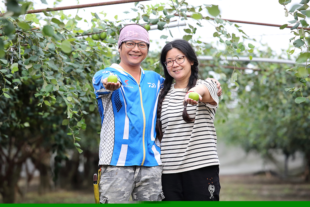 陳坤池與鄭芳欣夫妻倆期望透過推廣食農教育，讓孩子們參與產地的過程。(攝影/Carter)