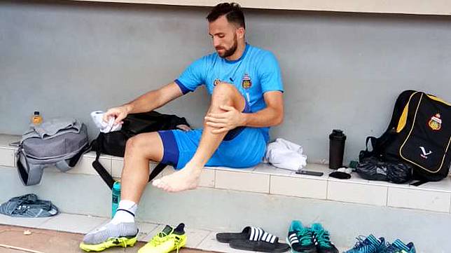 Striker naturalisasi, Ilija Spasojevic, seusai latihan bersama klubnya Bhayangkara FC di Lapangan PTIK, Kebayoran Baru, Jakarta, Jumat (10/11/2017). [Suara.com/Adie Prasetyo Nugraha]