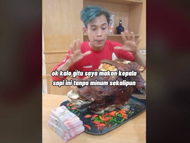 Demi mobil dan duit Rp 50 juta pria ini makan kepala sapi utuh, bikin mules. Foto: TikTok