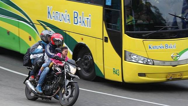 Lihat Ekspresi Bocah Ini Saat Motor yang Ditumpangi Menyusul Bus