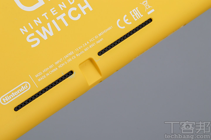 Nintendo Switch Lite 的聲音外放效果與 Nintendo Switch 沒有太大差異，雙喇叭並無縮水。