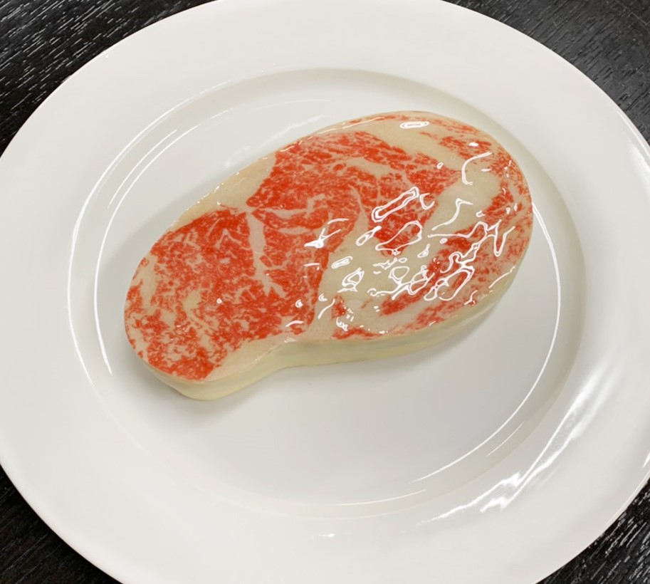 11月1日至3日消費滿600元以上，享獨家限量牛排造型蛋糕，擬真牛排造型配上巧克力布朗尼口味