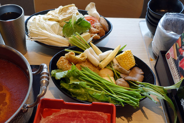 和牛涮日式鍋物放題台北忠孝東店(菜單價位、訂位、生日優惠、小孩收費)，聚餐或一個人都能享用的超值和牛三吃
