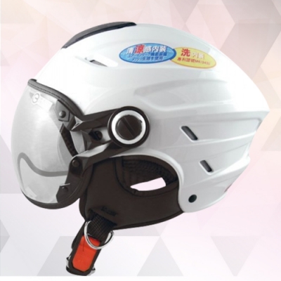 耐磨、抗UV400 W鏡片 良好的通風和排氣，舒爽不悶熱 符合國家CNS認證標準 台灣知名大廠製造，安全有保障 插扣式設計，簡單快速，方便拆卸