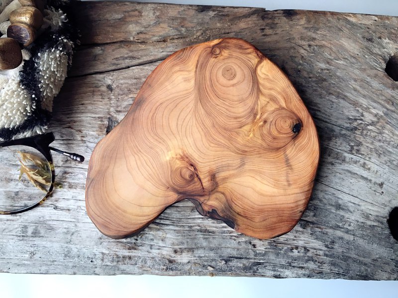 ??木s堅持手作，沒有華麗的樣式，只有隨著木頭旋轉，讓木頭帶領我們磨出它自己的溫潤和溫暖香氣，也更能襯出你的內斂和簡璞氣息.為居家帶來小森林的確幸.