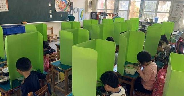 竹市小學生吃飯裝隔板　有效防止學童口沫飛濺