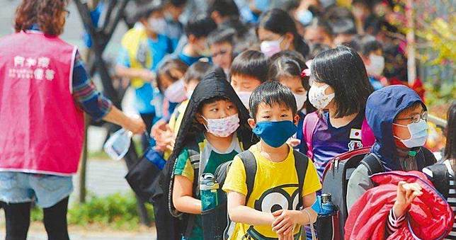 顧囤口罩戴沒有用！出現「4異常症狀」　當心新冠病毒纏上你