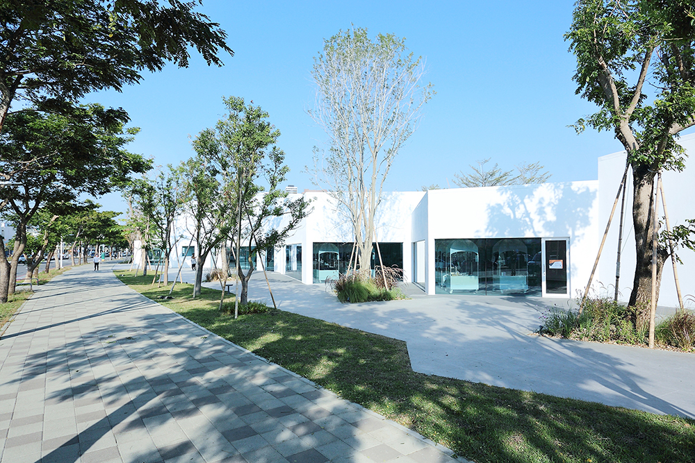 內惟藝術中心大片通透的窗，讓館內外可以互相觀看，也讓人更容易走進來。(攝影/Carter)